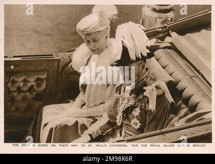 Re Giorgio V e la Regina Maria in carrozza aperta verso la Cattedrale di San Paolo per il servizio del Giubileo d'Argento reale, il 6 maggio 1935, per celebrare 25 anni sul trono britannico. Foto Stock