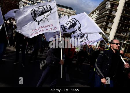 Atene, Grecia. 17th Jan, 2023. I manifestanti marciano con bandiere e gridando slogan contro il governo. I lavoratori comunali sono scesi in strada per protestare per gli ambienti di lavoro non sicuri dopo che una donna è morta durante il suo lavoro, aggiungendo alle già numerose morti e lesioni gravi che soffrono. (Credit Image: © Nikolas Georgiou/ZUMA Press Wire) SOLO PER USO EDITORIALE! Non per USO commerciale! Foto Stock