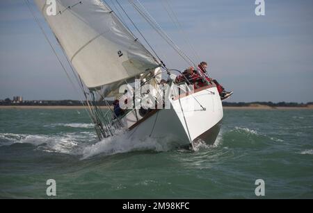 Suhaili lo yacht su cui Sir Robin Knox-Johnston è diventato la prima persona a navigare in tutto il mondo da solo e non-stop nel 1968-9. Corse a Hamble Classics. Foto Stock