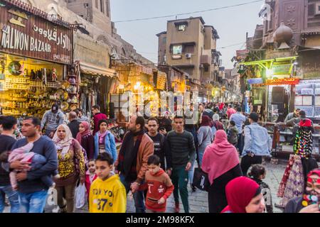 CAIRO, EGITTO - 26 GENNAIO 2019: Via al Moez nel centro storico del Cairo, Egitto Foto Stock