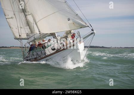 Suhaili lo yacht su cui Sir Robin Knox-Johnston è diventato la prima persona a navigare in tutto il mondo da solo e non-stop nel 1968-9. Corse a Hamble Classics. Foto Stock