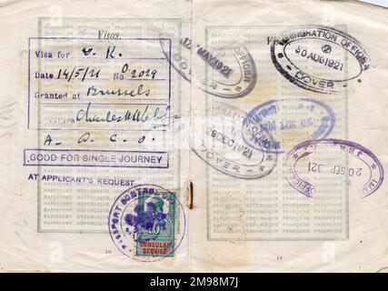 Pagine di visto con francobolli in un passaporto francese valido per un anno a partire dal 15 marzo 1921, di proprietà della studentessa Mlle Henriette Stephanie Pannier. I francobolli sono di dover e Jersey. Foto Stock