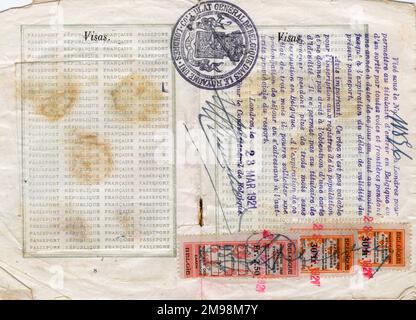 Pagine di visto con francobolli in un passaporto francese valido per un anno a partire dal 15 marzo 1921, di proprietà della studentessa Mlle Henriette Stephanie Pannier. I francobolli provengono dal Consolato belga di Londra, datato 23 marzo 1921. Foto Stock