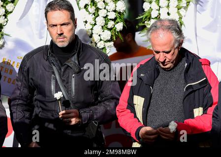 Atene, Grecia. 17th Jan, 2023. I manifestanti marciano con bandiere e gridando slogan contro il governo. I lavoratori comunali sono scesi in strada per protestare per gli ambienti di lavoro non sicuri dopo che una donna è morta durante il suo lavoro, aggiungendo alle già numerose morti e lesioni gravi che soffrono. (Credit Image: © Nikolas Georgiou/ZUMA Press Wire) SOLO PER USO EDITORIALE! Non per USO commerciale! Credit: ZUMA Press, Inc./Alamy Live News Foto Stock