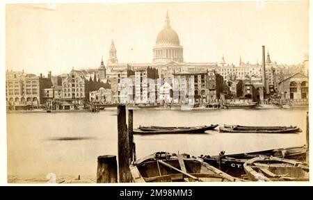 Vista della cattedrale di St Paul da Bankside, Londra. Foto Stock