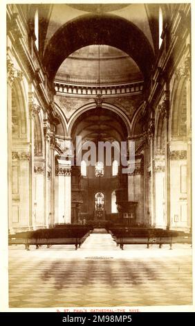 Ammira la navata centrale della cattedrale di St Paul, Londra. Foto Stock