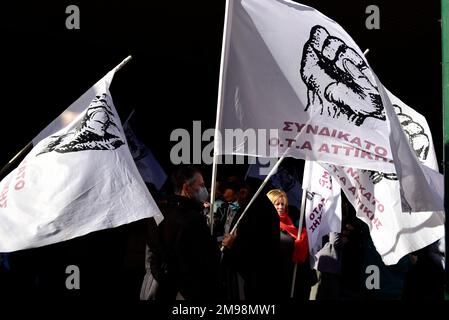 Atene, Grecia. 17th Jan, 2023. I manifestanti marciano con bandiere e gridando slogan contro il governo. I lavoratori comunali sono scesi in strada per protestare per gli ambienti di lavoro non sicuri dopo che una donna è morta durante il suo lavoro, aggiungendo alle già numerose morti e lesioni gravi che soffrono. (Credit Image: © Nikolas Georgiou/ZUMA Press Wire) SOLO PER USO EDITORIALE! Non per USO commerciale! Credit: ZUMA Press, Inc./Alamy Live News Foto Stock