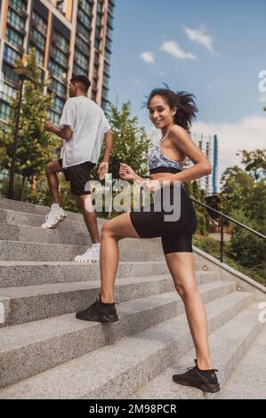 Ragazza allegra che lavora fuori con la sua vettura di idoneità Foto Stock