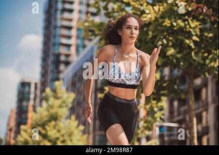 Focalizzato afro americano atleta jogging al mattino Foto Stock