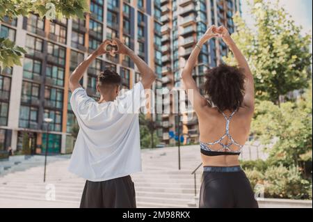 Atleti che dimostrano il loro amore per lo sport durante un allenamento all'aperto Foto Stock