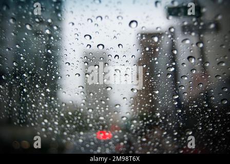 Gocce di pioggia sul mio parabrezza in San Francisco nuvoloso Foto Stock