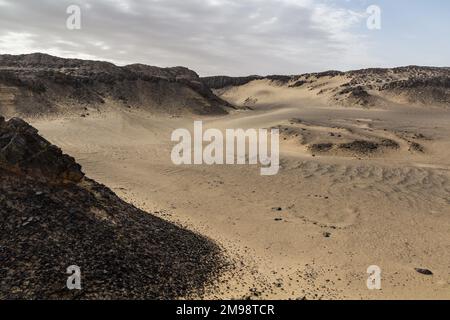 Deserto luna-come paesaggio vicino Bahariya oasi, Egitto Foto Stock