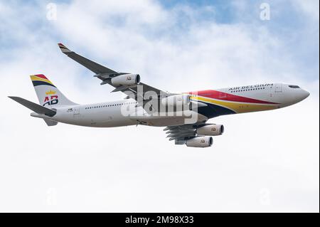 Un aeromobile Airbus A340 da passeggeri della compagnia aerea belga Air Belgium. Foto Stock