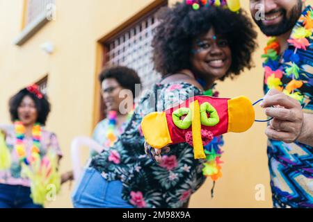 Gruppo di amici che si godono il carnevale per le strade di Barranquilla, Colombia. Foto Stock