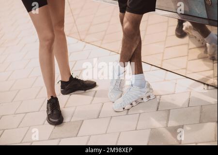 Due runner che indossano eleganti scarpe sportive all'aperto Foto Stock