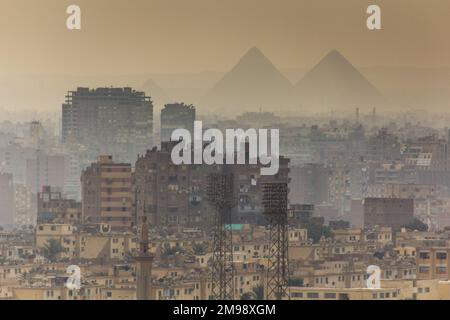 Vista dello skyline misteriosa del Cairo con piramidi sullo sfondo, Egitto Foto Stock