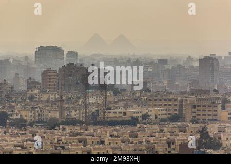 Vista dello skyline misteriosa del Cairo con piramidi sullo sfondo, Egitto Foto Stock