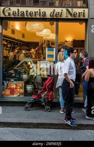 Firenze, Italia - 14 aprile 2022: Persone online per acquistare gelato, gelateria dei Neri Foto Stock