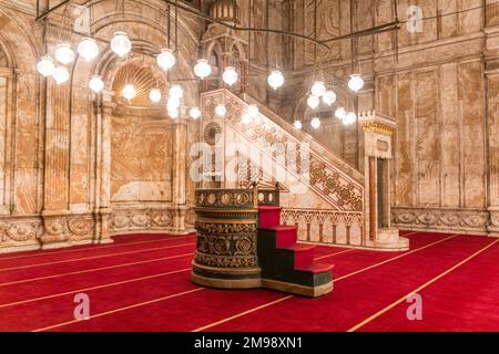 CAIRO, EGITTO - 29 GENNAIO 2019: Interno della Moschea Muhammad Ali nella Cittadella del Cairo, Egitto Foto Stock