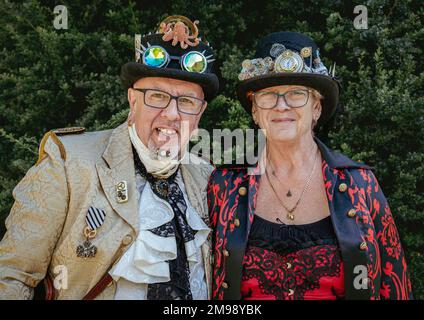 Ritratto di una vecchia coppia steampunk. Felice, sorridente e godendo il loro hobby. Foto Stock