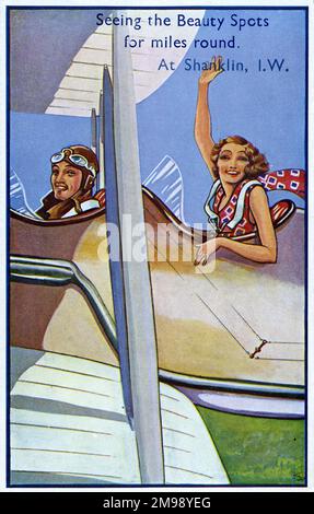 Fai un giro sull'isola di Wight in un aereo a due posti. La signora passeggero è priva di cappello/casco volanti e occhiali e, ovviamente, gode quindi della sensazione del vento nei suoi capelli! 'Vedere i luoghi di bellezza per miglia intorno. A Shanklin, I.W. Foto Stock