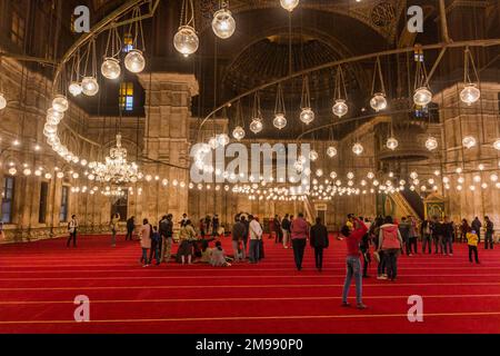 CAIRO, EGITTO - 29 GENNAIO 2019: Interno della Moschea Muhammad Ali nella Cittadella del Cairo, Egitto Foto Stock