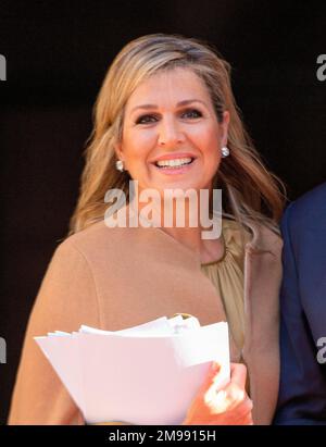 Amsterdam, Niederlande. 17th Jan, 2023. La regina Maxima dei Paesi Bassi arriva al Palazzo reale di Amsterdam, il 17 gennaio 2023, per partecipare al tradizionale ricevimento di Capodanno per gli ospiti olandesi Credit: Albert PH van der Werf/Netherlands OUT/Point de Vue OUT/dpa/Alamy Live News Foto Stock