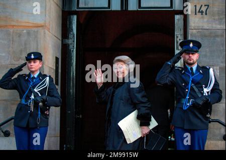 Amsterdam, Niederlande. 17th Jan, 2023. Principessa Beatrix dei Paesi Bassi arriva al Palazzo reale di Amsterdam, il 17 gennaio 2023, per partecipare al tradizionale ricevimento di Capodanno per gli ospiti olandesi Credit: Albert PH van der Werf/Netherlands OUT/Point de Vue OUT/dpa/Alamy Live News Foto Stock