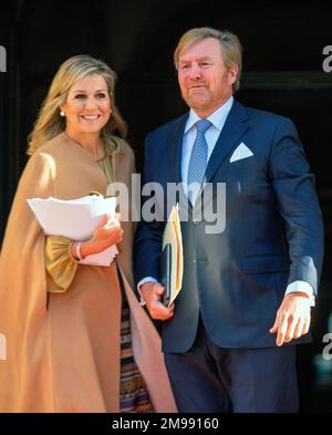 Amsterdam, Niederlande. 17th Jan, 2023. Re Willem-Alexander e la Regina Maxima dei Paesi Bassi arrivano al Palazzo reale di Amsterdam, il 17 gennaio 2023, per partecipare al tradizionale ricevimento di Capodanno per gli ospiti olandesi Credit: Albert PH van der Werf/Netherlands OUT/Point de Vue OUT/dpa/Alamy Live News Foto Stock