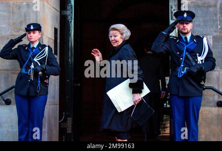 Amsterdam, Niederlande. 17th Jan, 2023. Principessa Beatrix dei Paesi Bassi arriva al Palazzo reale di Amsterdam, il 17 gennaio 2023, per partecipare al tradizionale ricevimento di Capodanno per gli ospiti olandesi Credit: Albert PH van der Werf/Netherlands OUT/Point de Vue OUT/dpa/Alamy Live News Foto Stock