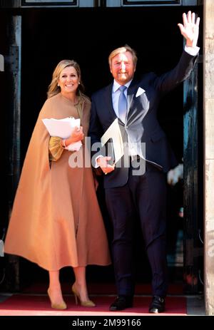 Amsterdam, Niederlande. 17th Jan, 2023. Re Willem-Alexander e la Regina Maxima dei Paesi Bassi arrivano al Palazzo reale di Amsterdam, il 17 gennaio 2023, per partecipare al tradizionale ricevimento di Capodanno per gli ospiti olandesi Credit: Albert PH van der Werf/Netherlands OUT/Point de Vue OUT/dpa/Alamy Live News Foto Stock