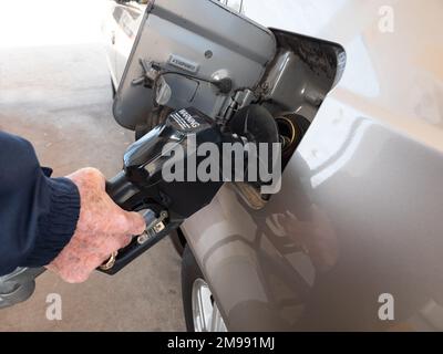 Pompaggio di gas in una stazione di servizio. Rifornimento dell'automobile con benzina. Rifornimento di carburante in una stazione di servizio. Foto Stock