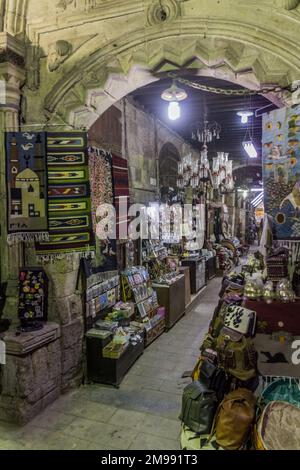 CAIRO, EGITTO - 29 GENNAIO 2019: Vista serale del bazar Khan el-Khalili al Cairo, Egitto Foto Stock