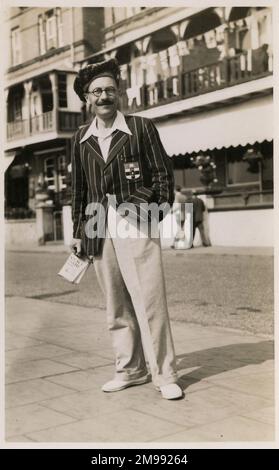 Intelligente, sicuro di sartoricamente Gent al mare, risplendente in vecchio blazer scuola e tartan cap in vacanza, nella foto sulla Esplanade Sandown, Isola di Wight, Hampshire, Inghilterra. Foto Stock