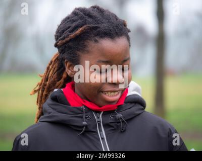 Allegro giovane teencaer afroamericana vestita di abbigliamento sportivo sorridente piacevole divertirsi rilassandosi Foto Stock