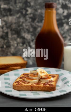 pane tostato in primo piano con banana e cajeta. Foto Stock