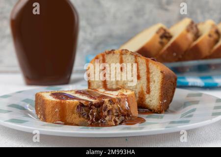 due fette di pane di noce con cajeta su un piatto su un tavolo. Foto Stock