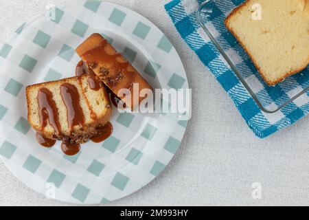 vista dall'alto di due fette di pane di noce con cajeta su un piatto su un tavolo. Foto Stock