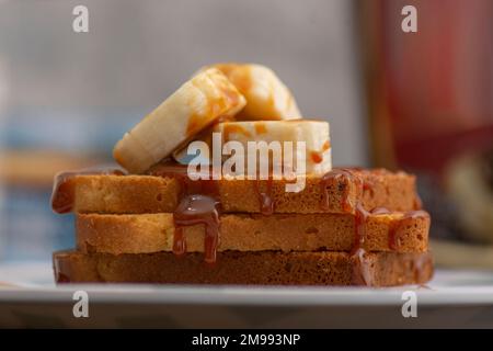 primo piano di pane tostato con cajeta e banana. Foto Stock