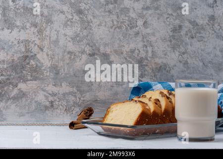 Pane di banana noce a fette accompagnato da un bicchiere di latte. Foto Stock