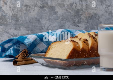 Pane di banana noce a fette accompagnato da un bicchiere di latte. Foto Stock