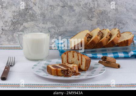 primo piano di pane di noce con cajeta su un piatto, accompagnato da un bicchiere di latte. Foto Stock