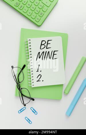 Segno che mostra Be Mine. Parola per come una persona più di un amico e vorrebbe datarli Foto Stock