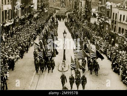 Celebrazioni per la pace alla fine della prima guerra mondiale - truppe statunitensi marciano lungo Westminster Bridge Road, Londra, 1919 luglio. Foto Stock