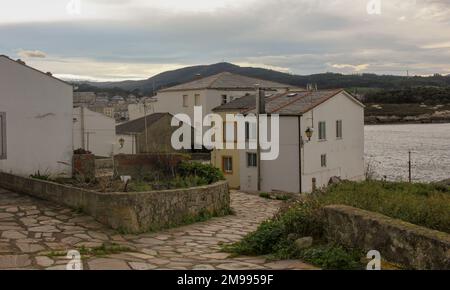 Una strada a San Cibro nella costa settentrionale della Galizia Foto Stock