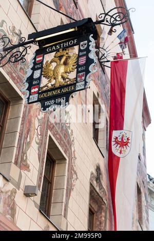 Goldener Adler Innsbruck, vista di un cartello che si affaccia fuori dal famoso hotel e ristorante Goldener Adler nel centro storico (Altstadt) di Innsbruck Foto Stock