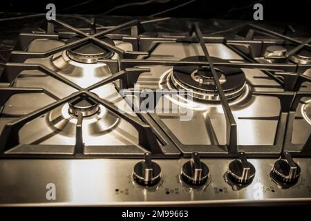 Un primo piano dei dettagli sul lato superiore di un fornello in bianco e nero Foto Stock
