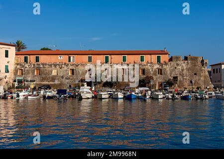 Pescherecci e navi sportive seduti al molo con bel tempo Foto Stock