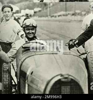 Louis Chiron, pilota automobilistico, al volante di un Bugatti a San Sebastian, vincendo per la seconda volta il Gran Premio di Spagna. Foto Stock