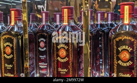 Bombay Bramble gin in mostra all'aeroporto di Schiphol Foto Stock